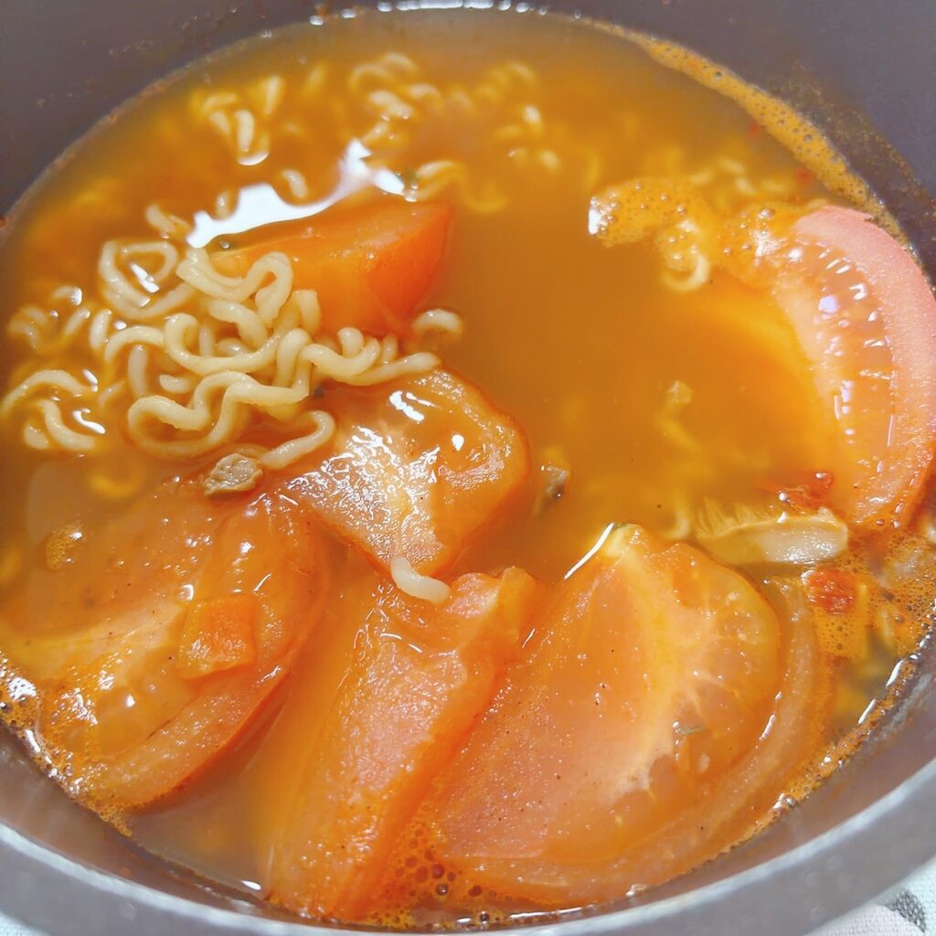辛ラーメントマトアレンジ