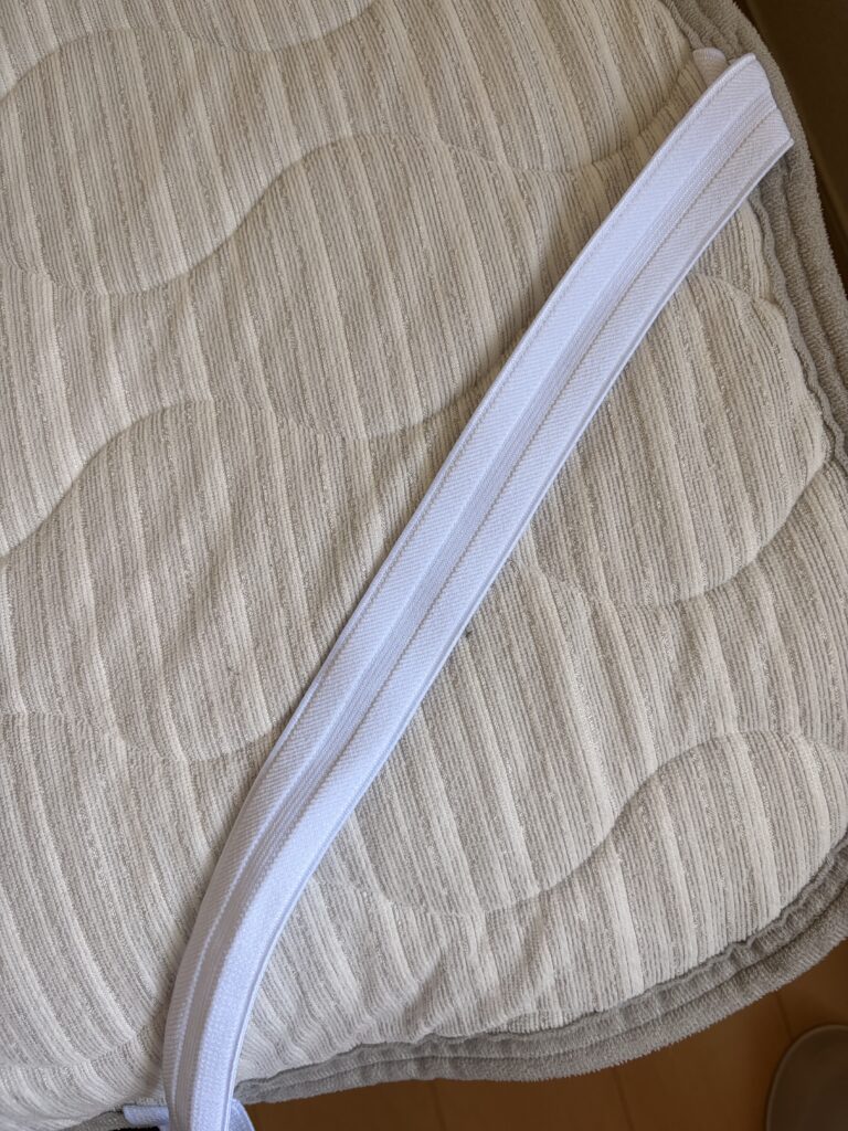 四角には太めのゴムバンドあり